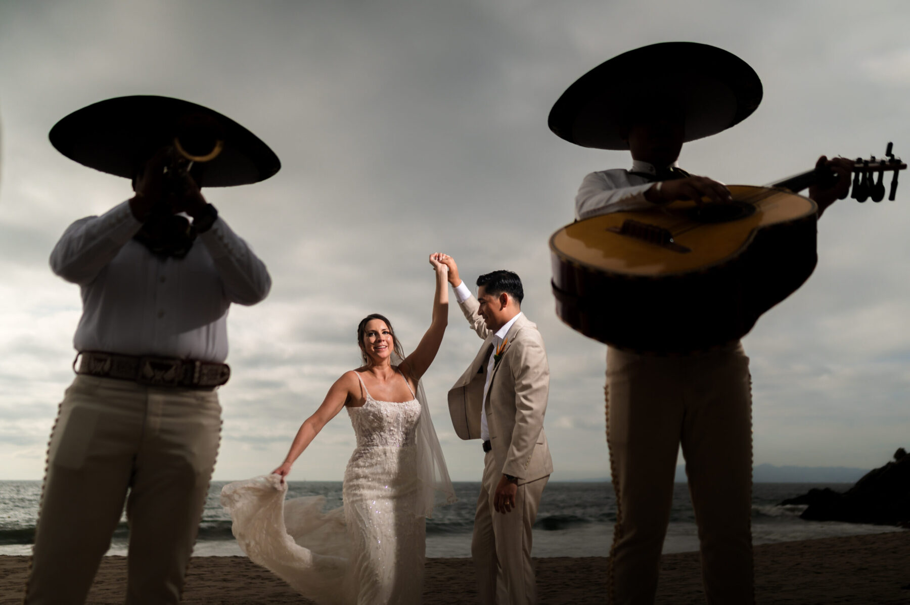 wedding couple with mariachis